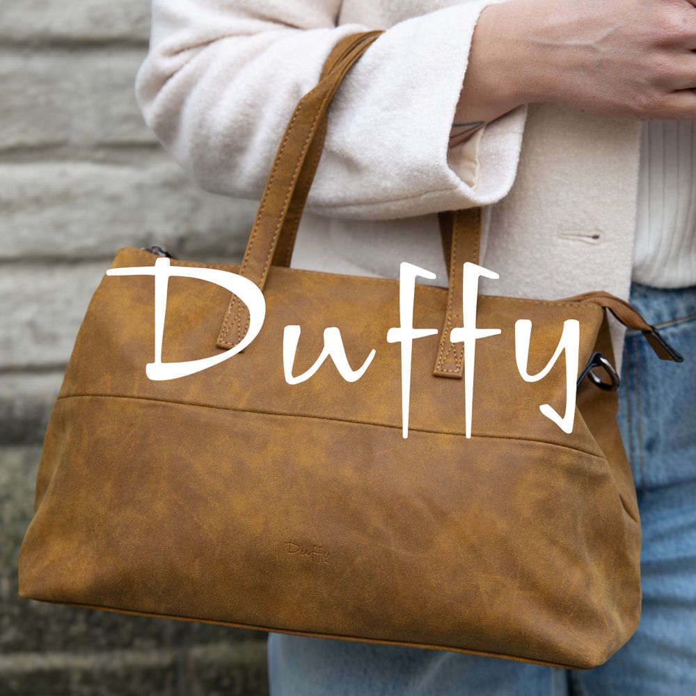 kvinne med tre forskjellige modeller fra Duffy, cognac farget