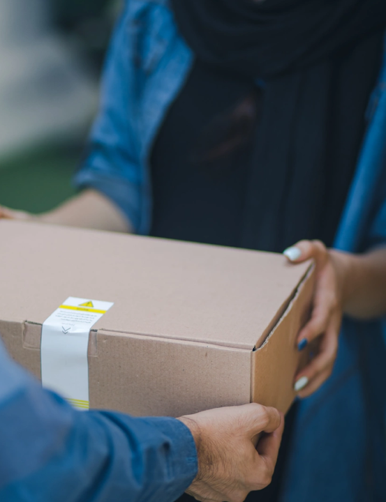 Asiakas vastaanottaa kestotilauspakettia